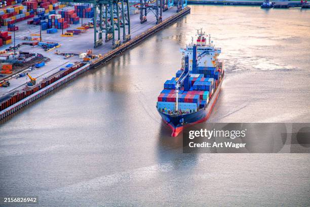 international seaport aerial - scheepswerf stockfoto's en -beelden