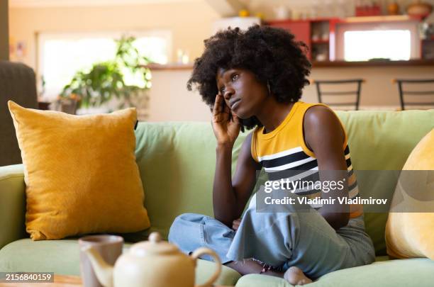 frau mit kopfschmerzen - winterdepression stock-fotos und bilder