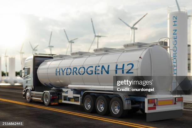 vista trasera de un camión de transporte de hidrógeno en la carretera con turbinas eólicas, tanques de hidrógeno y paneles solares en el fondo - tanque de la gasolina fotografías e imágenes de stock