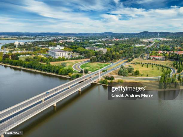 road bridge across artificial lake canberra - australisch hoofdstedelijk territorium stockfoto's en -beelden