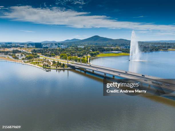 idyllic city with bridge lake and fountain canberra - aerial canberra photos et images de collection
