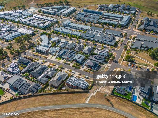 new houses suburban streets aerial - canberra stock-fotos und bilder