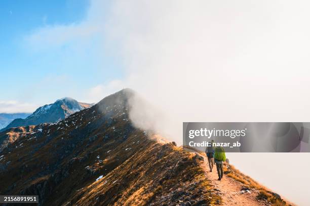 conocer la naturaleza a pie, senderismo de excursionistas. - venciendo la adversidad fotografías e imágenes de stock