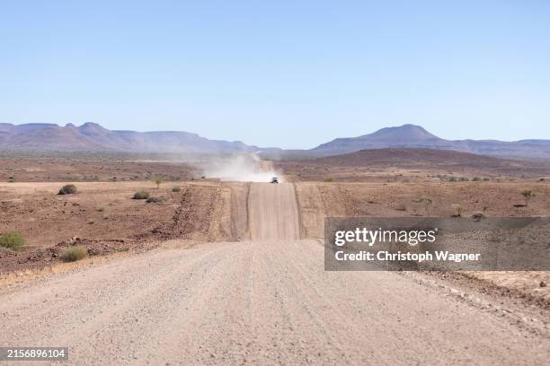 namibia, wüste, afrika, straße - kalahari stockfoto's en -beelden