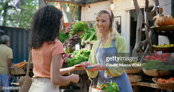lebensmittel, frauen und kunden mit zahlung auf dem markt für gesunde lebensmittel, ernährung und kauf von kleinen unternehmen. telefon, verkaufsstand und kassenautomat zum preis mit unternehmer für bio-obst - markt verkaufsstätte stock-fotos und bilder
