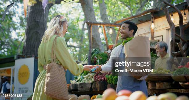frau, mann und bezahlung auf dem biomarkt mit frischen lebensmitteln, nachhaltigem wirtschaften und gesundem essen. kunde, verkäufer und pos für grünes gemüse, obst und umweltfreundlichen verkauf mit einkaufstasche - markt verkaufsstätte stock-fotos und bilder