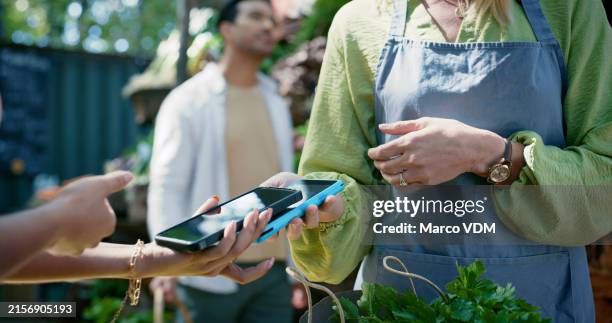 telefon, zahlung und menschen auf dem biomarkt mit frischen lebensmitteln, nachhaltigem geschäft und digitaler app. einkaufen, verkauf und smartphone am kassenautomaten für gemüse, obst und online-banking im geschäft - markt verkaufsstätte stock-fotos und bilder