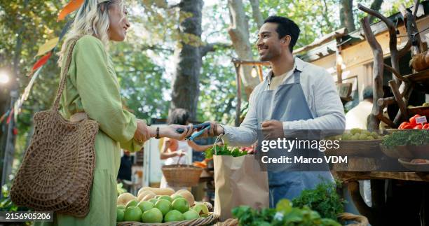 menschen, verkauf und bezahlung auf dem biomarkt mit frischen lebensmitteln, nachhaltigem wirtschaften oder landwirtschaft. mann, frau und kreditkarte am pos für frisches gemüse, obst und umweltfreundlicher händler mit lächeln - markt verkaufsstätte stock-fotos und bilder