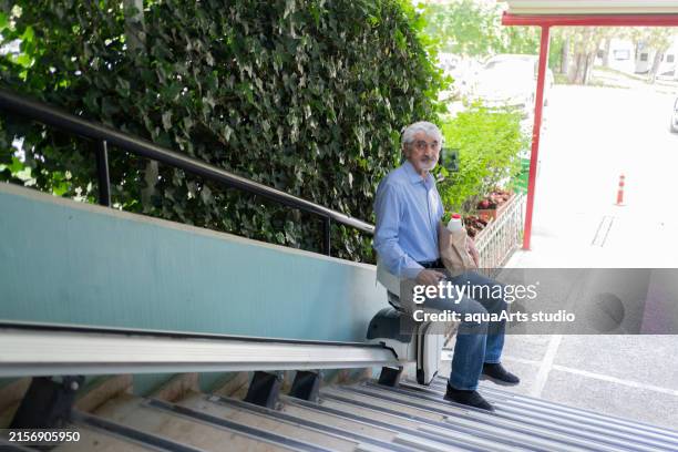 uso de salvaescaleras automático en escalera - acceso para sillas de ruedas fotografías e imágenes de stock