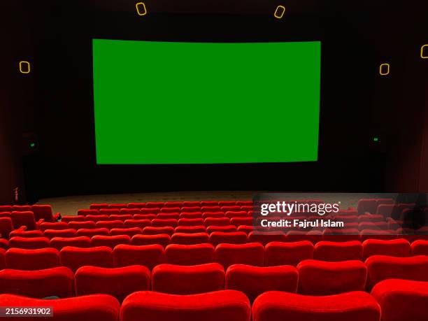 empty theater seats - presentación de la película fotografías e imágenes de stock