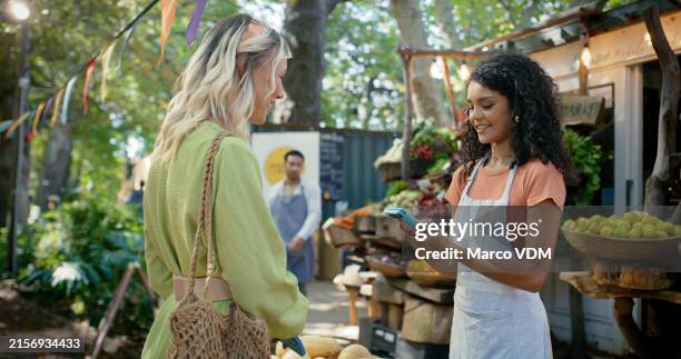 menschen, pos und bezahlung auf dem biomarkt mit frischen lebensmitteln, nachhaltigem geschäft oder outdoor-laden. kunde, frau oder verkauf von grünem gemüse, obst und verkäufer bei umweltfreundlichem händler mit lächeln - markt verkaufsstätte stock-fotos und bilder