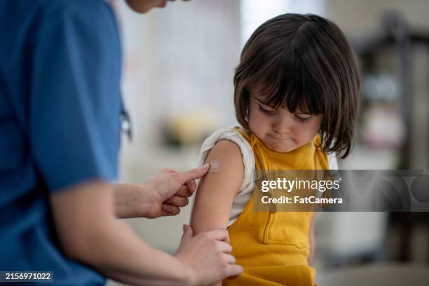 la vacunación tiempo - vacunación fotografías e imágenes de stock