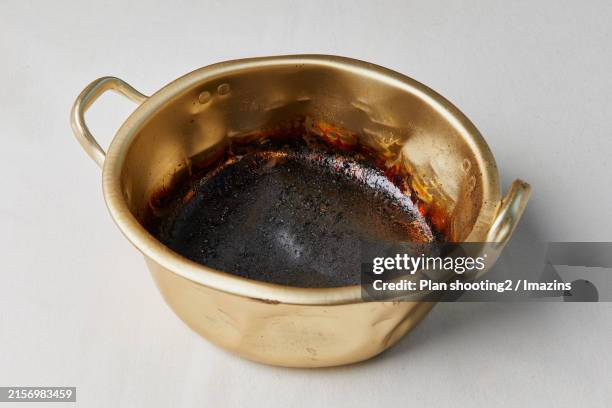 object, pot, burnt thing - ollas y cacerolas fotografías e imágenes de stock