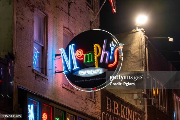 memphis tennessee neon signs along beale street entertainment district live music bars - memphis-sign stock pictures, royalty-free photos & images