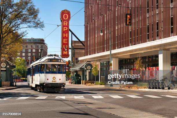 die straßenbahn in der memphis tennessee main street rollt an den historischen gebäuden und geschäften in der innenstadt vorbei - memphis tennessee stock-fotos und bilder