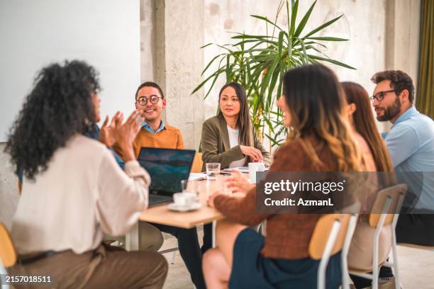 inclusive business gathering: ideas and growth across cultures - interactief stockfoto's en -beelden