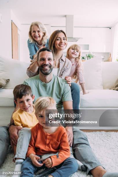retrato de familia feliz en su casa. - familia con tres hijos fotografías e imágenes de stock