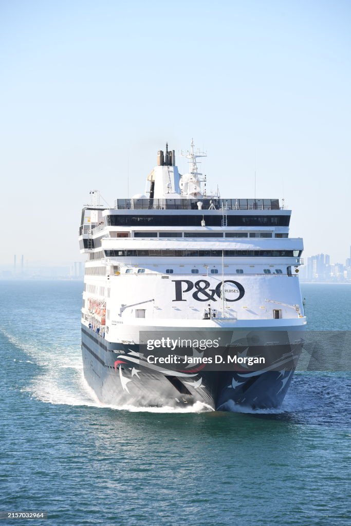 P&O Cruises Australia "Pacific Eden" departs Melbourne, Victoria, Australia