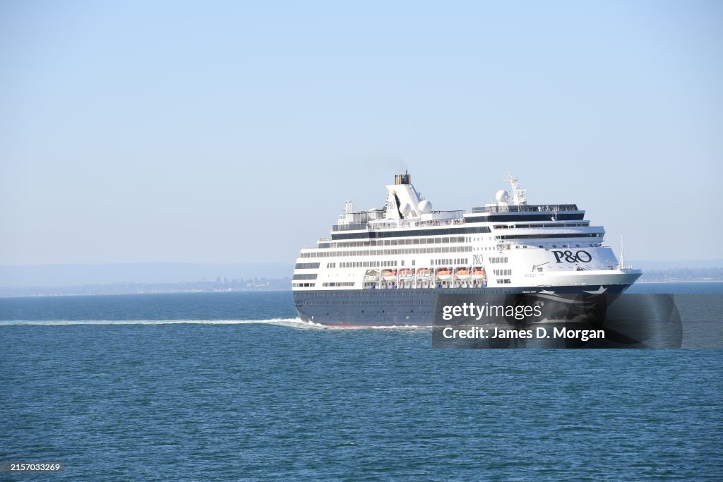 P&O Cruises Australia "Pacific Eden" departs Melbourne, Victoria, Australia