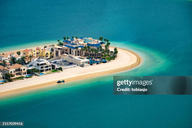 casas de lujo en palm island de dubái - exclusivo fotografías e imágenes de stock