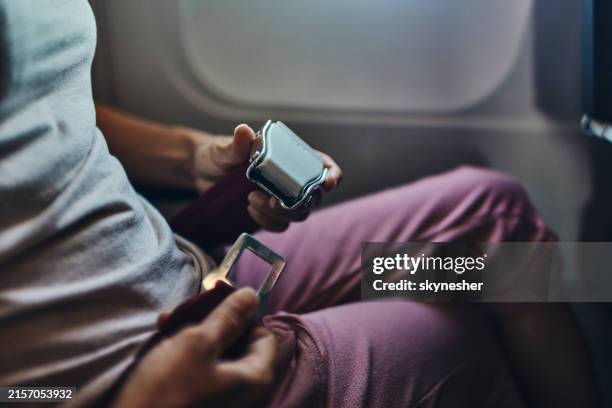 sicherheitsgurt im flugzeug anschnallen! - zusammengehören stock-fotos und bilder