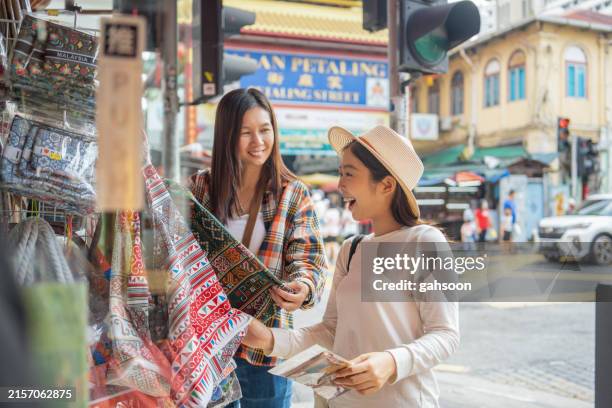 females looking at typical clothes in the typical handicraft - petaling jaya stockfoto's en -beelden