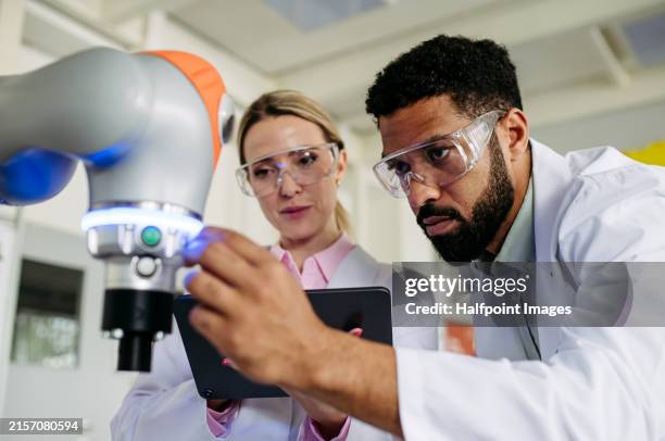 robotic engineer colleagues working on robotic knee replacement surgery project, adjusting robots settings. concept of robotics, engineering and computer science in healthcare. - knee replacement stock pictures, royalty-free photos & images