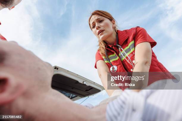 sanitäter führt hlw an einem mann im freien durch - wiederbelebung stock-fotos und bilder