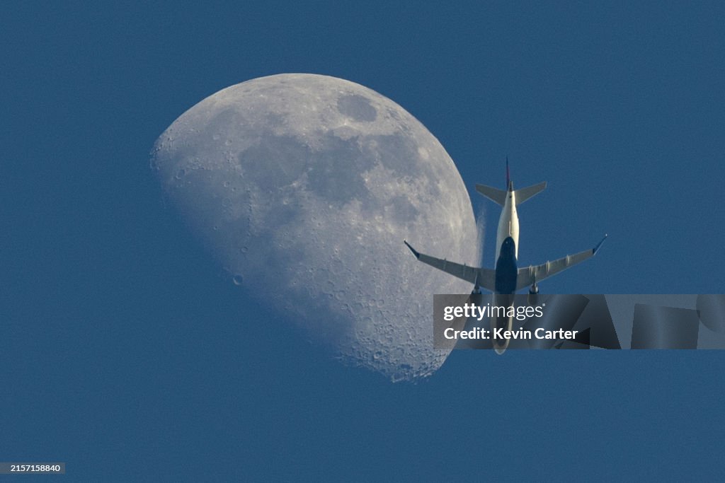 Delta Connection Approaches Los Angeles International Airport