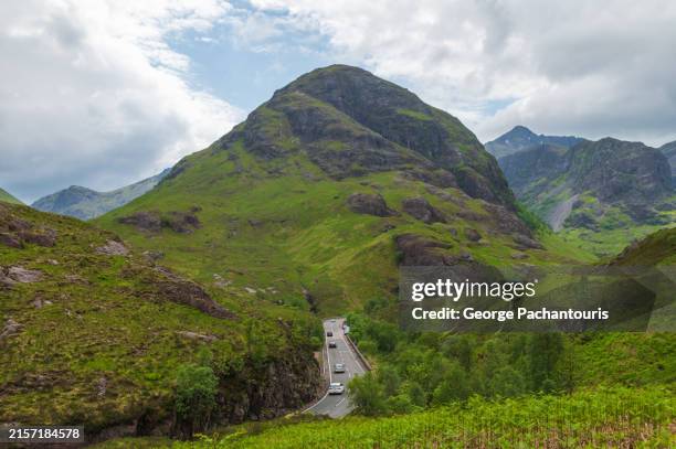 road through the mountains - glencoe schotland stockfoto's en -beelden
