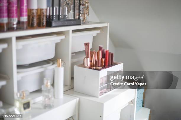 beauty products sitting in white shelves - kaptafel stockfoto's en -beelden