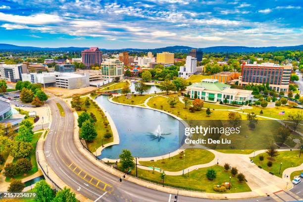 huntsville downtown aerial with park and lake - alabama stockfoto's en -beelden