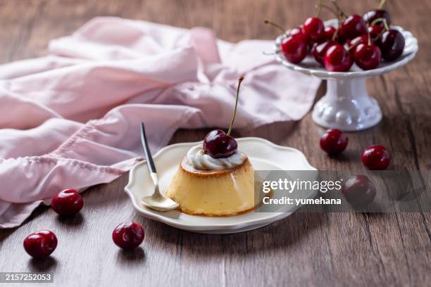 flan with whipped cream and cherry - pudim-de-leite imagens e fotografias de stock