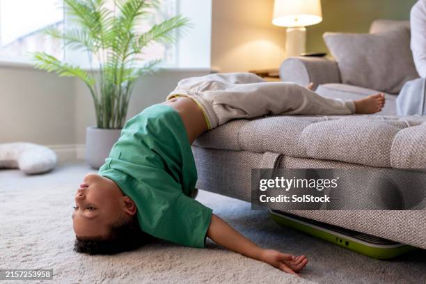 joven tumbado al revés - al revés posición descriptiva fotografías e imágenes de stock