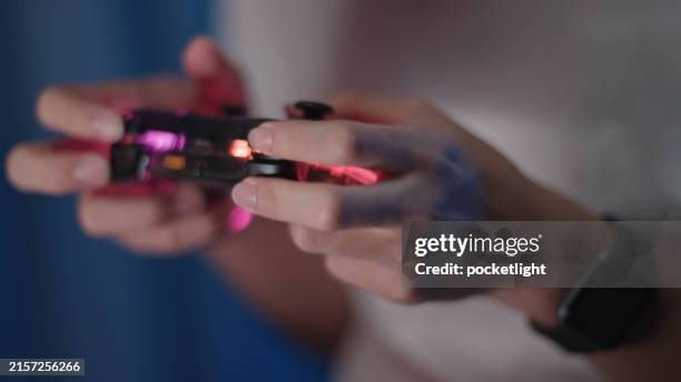 adolescente che gioca ai giochi della console sul laptop di notte. - controller di videogame foto e immagini stock