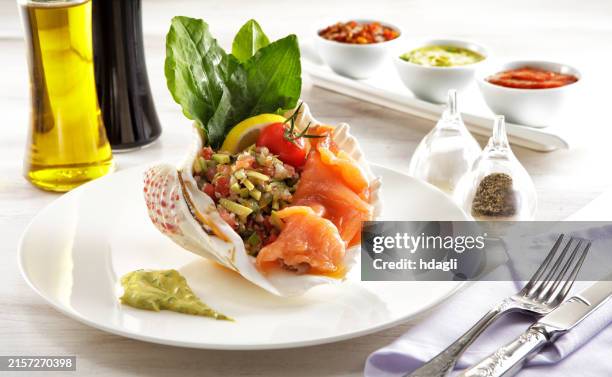 räucherlachs lachs - räucherlachs stock-fotos und bilder