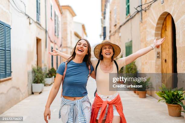 zwei freundinnen, die spaß auf der straße in alcúdia auf mallorca in spanien haben - europe travel stock-fotos und bilder