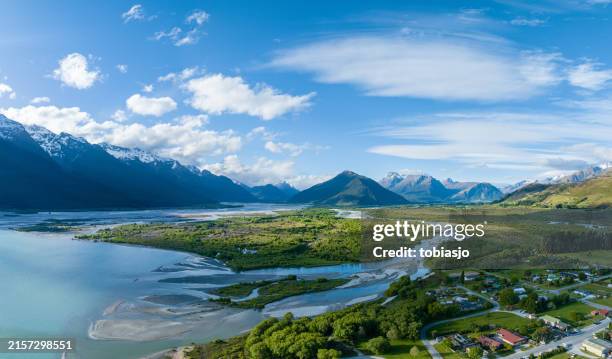 glenorchy dorf und landschaft in neuseeland - queenstown stock-fotos und bilder