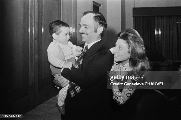 Le roi Hussein et son épouse la reine Alia de Jordanie avec leur fille adoptive Abir, le 5 décembre 1973 à Amman.