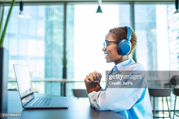 video call with hr manager: job interview - está contratado imagens e fotografias de stock