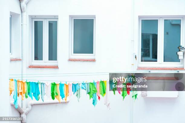 colored rags hanging on a clothesline - trapo de limpiar el polvo fotografías e imágenes de stock
