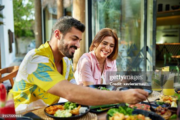 happy couple having lunch at resort - ouder-volwassenen-koppel stockfoto's en -beelden