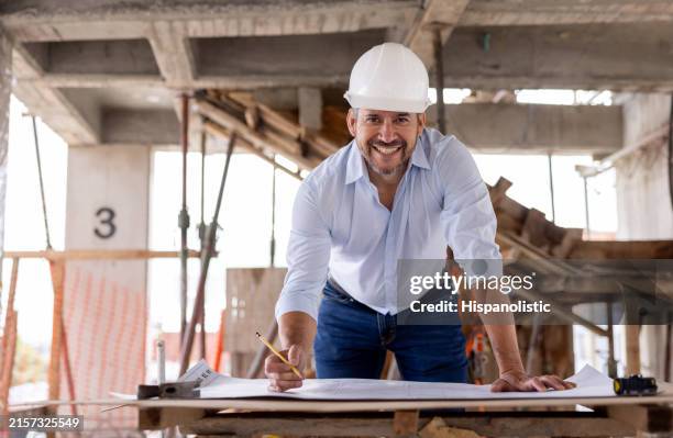 architetto che lavora in un cantiere che disegna su un progetto - ingegnere civile foto e immagini stock