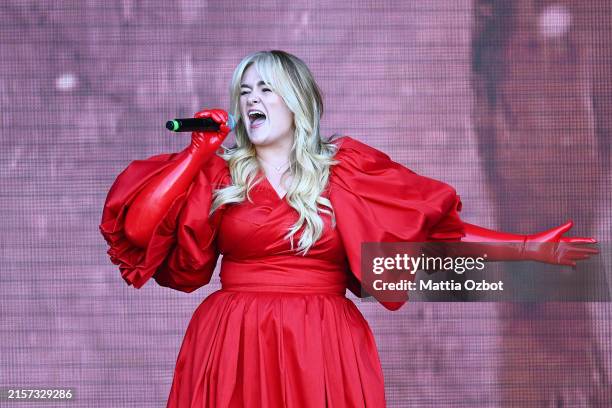 Grace Davies performs prior to the medal ceremonies on day six of the 26th European Athletics Championships - Rome 2024 at Stadio Olimpico on June...