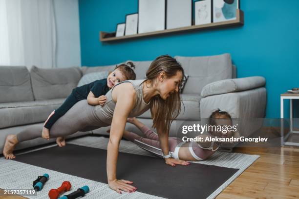 healthy workout habits passed on from mother to daughters - bodyweight training stock pictures, royalty-free photos & images