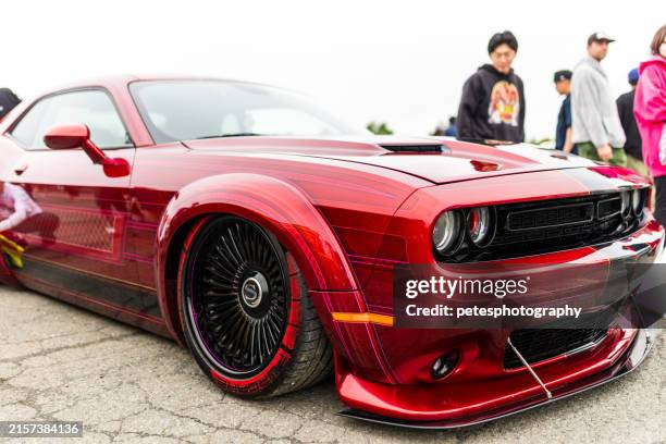 amerikanisches muscle-car auf einem parkplatz geparkt - dodge charger stock-fotos und bilder