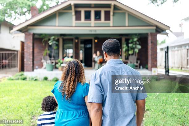 schöne familie auf der suche nach ihrem neuen zuhause - eigenheim stock-fotos und bilder