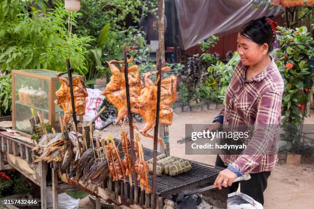 cambodian woman selling snacks, siem reap, cambodia - cambodja stockfoto's en -beelden