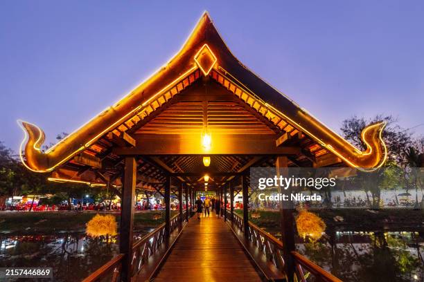 beleuchtete traditionelle brücke in der abenddämmerung in siem reap, kambodscha - siemreap tempelkomplex stock-fotos und bilder