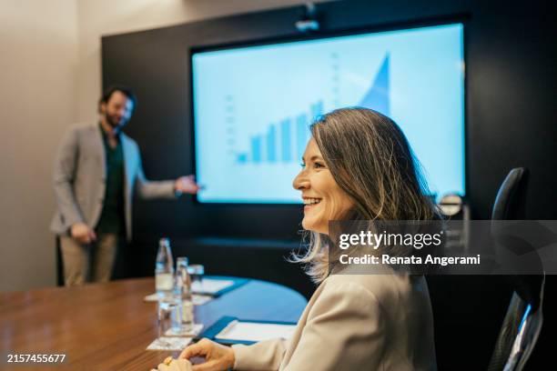 una reunión de compañeros de trabajo - oficio financiero fotografías e imágenes de stock